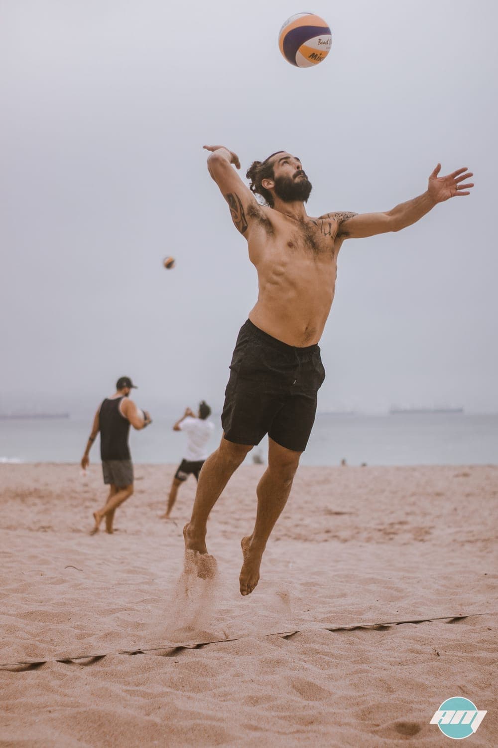 Joaquín Adi sacando en un partido de vóleibol playa